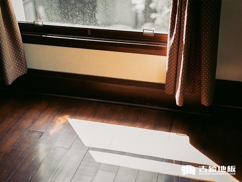 夏季要注意地板防曬