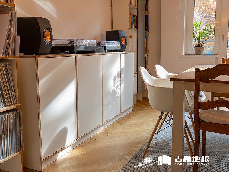 采光差或空間小鋪淺色木地板