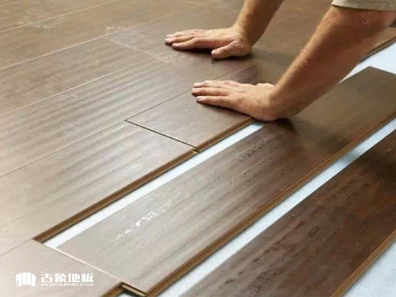 鋪設(shè)木地板前做好防潮措施