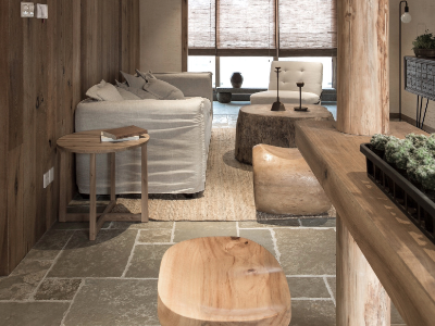 被木地板包裹的空間，裝修不算豪華，勝在溫馨