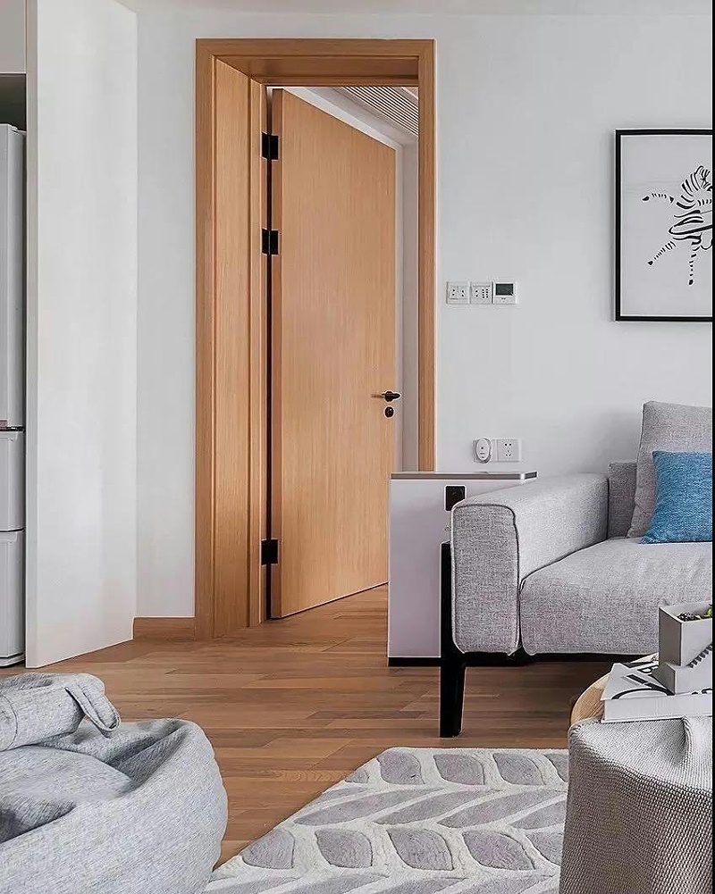 淺色木門+棕色木地板