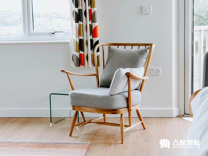 選擇淺色調(diào)或原木色調(diào)實木地板