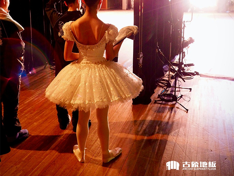 舞臺(tái)實(shí)木地板鋪設(shè)