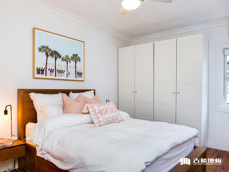 成品衣柜與木地板