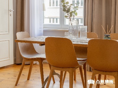 如何對(duì)多層實(shí)木地板進(jìn)行打蠟