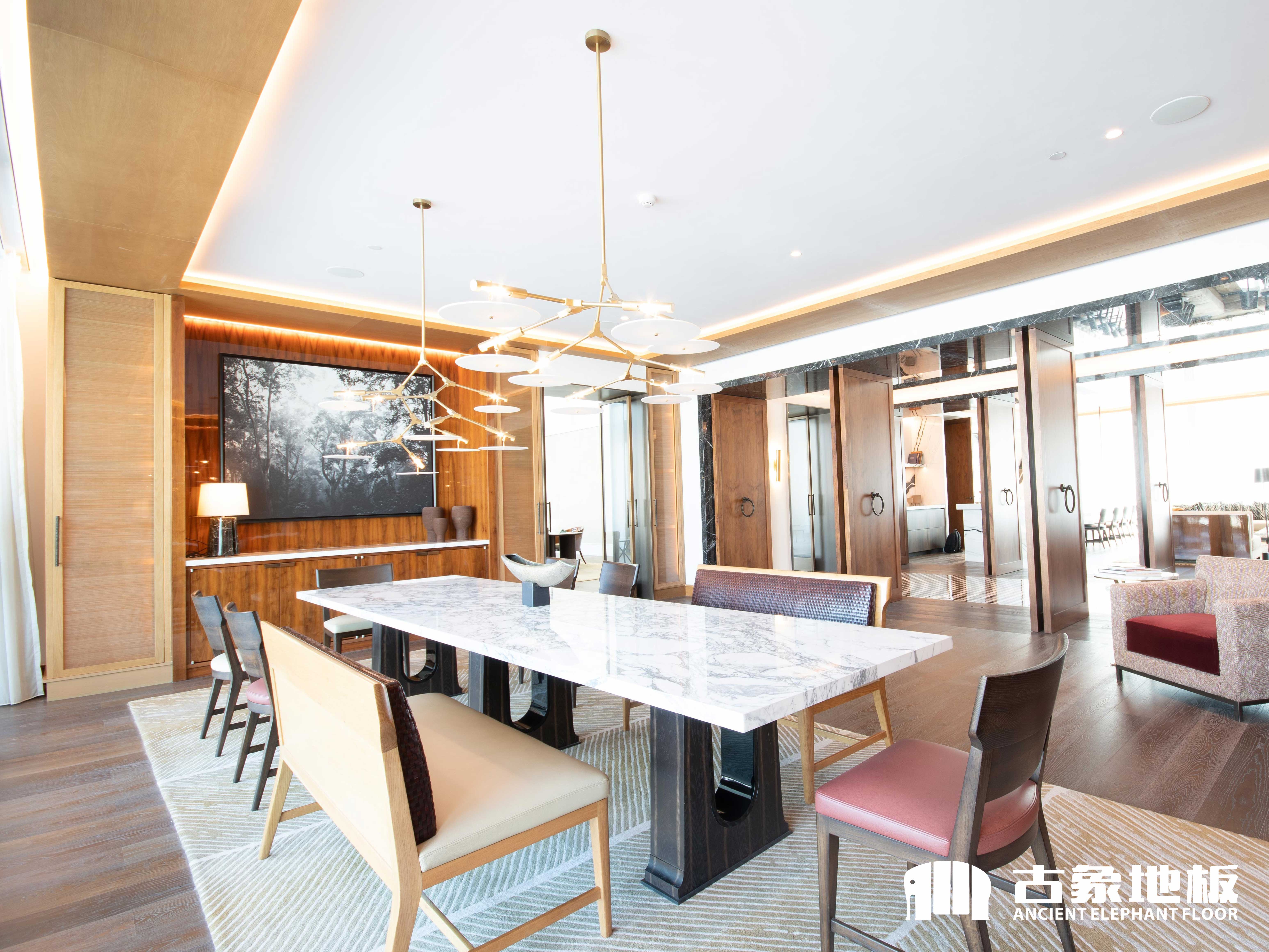 客廳應(yīng)鋪強化地板還是瓷磚呢