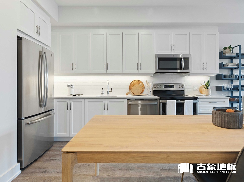 強(qiáng)化地板的體驗(yàn)感更好